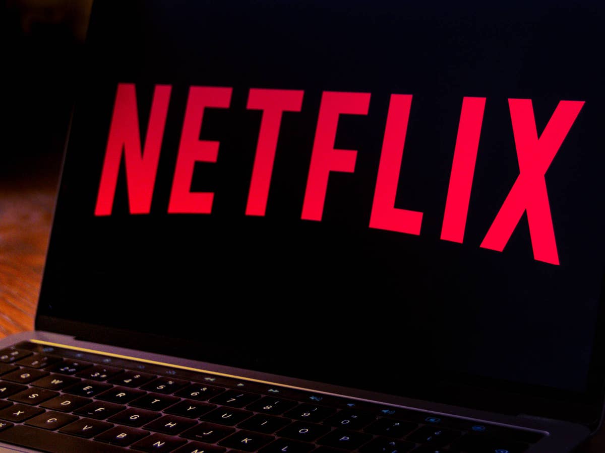 Netflix-Logo auf einem Notebook-Display.