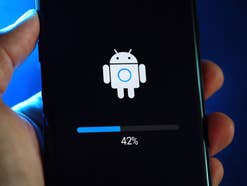 Update auf einem Android-Smartphone, das von einer Hand gehalten wird.