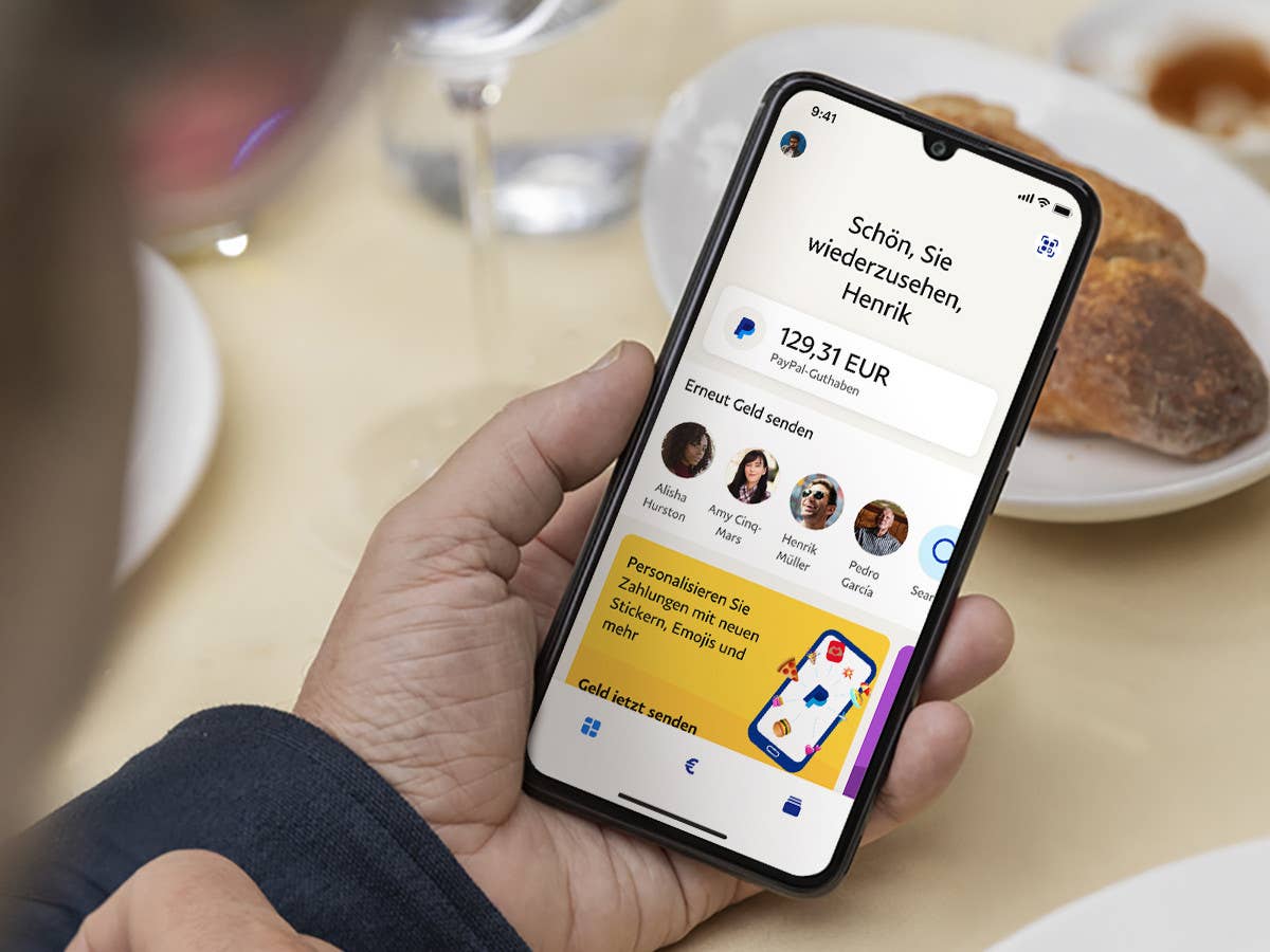 Die neue App von PayPal auf einem Smartphone in der Hand eines Menschen.