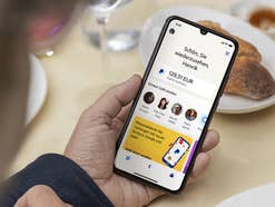 Die neue App von PayPal auf einem Smartphone in der Hand eines Menschen.