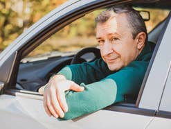 Älterer Autofahrer im Wagen