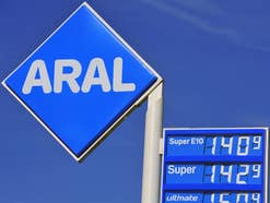 Spritpreis-Anzeige an einer Aral-Tankstelle.