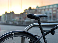 Fahrrad steh an einem Fahrradstellplatz.