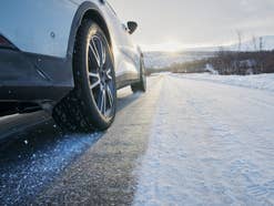 Autoreifen auf einer winterlichen Straße.