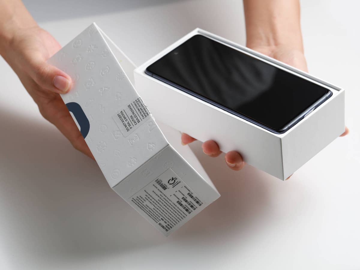 Von Samsung bis Realme: Neue Smartphones überraschen Unboxing eines Smartphones.
