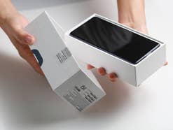 Unboxing eines Smartphones.