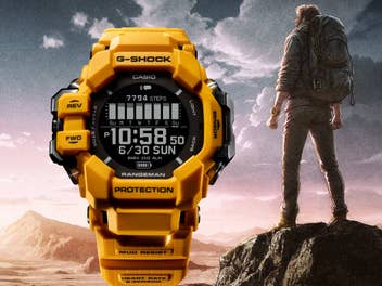 Casio G-Shock Rangeman neben einem Mann auf einem Berg.