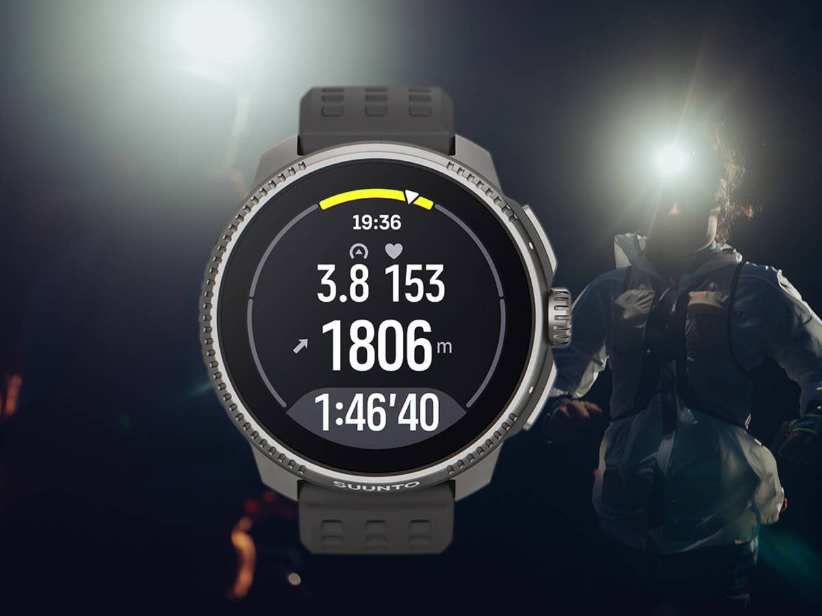 Neue Smartwatches für Einsteiger und Profi-Abenteurer Suunto Race in der Frontansicht mit Läufern bei Nacht im Hintergrund.