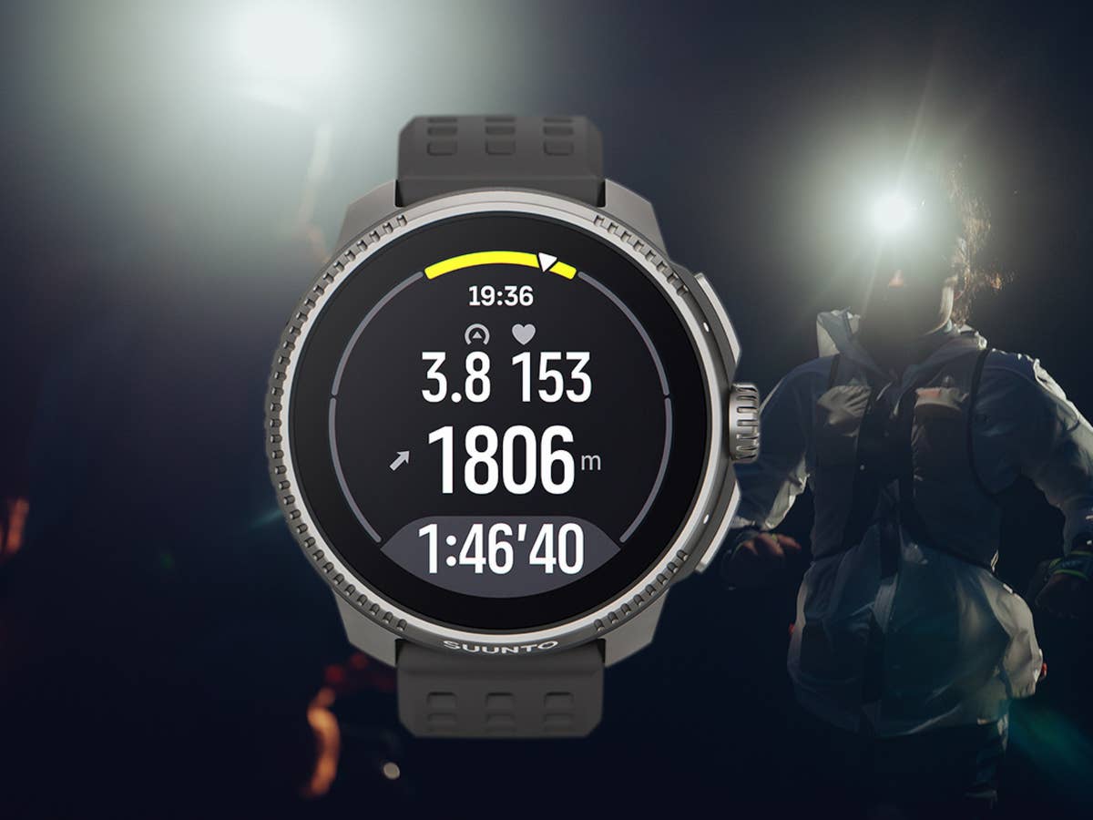 Suunto Race in der Frontansicht mit Läufern bei Nacht im Hintergrund.