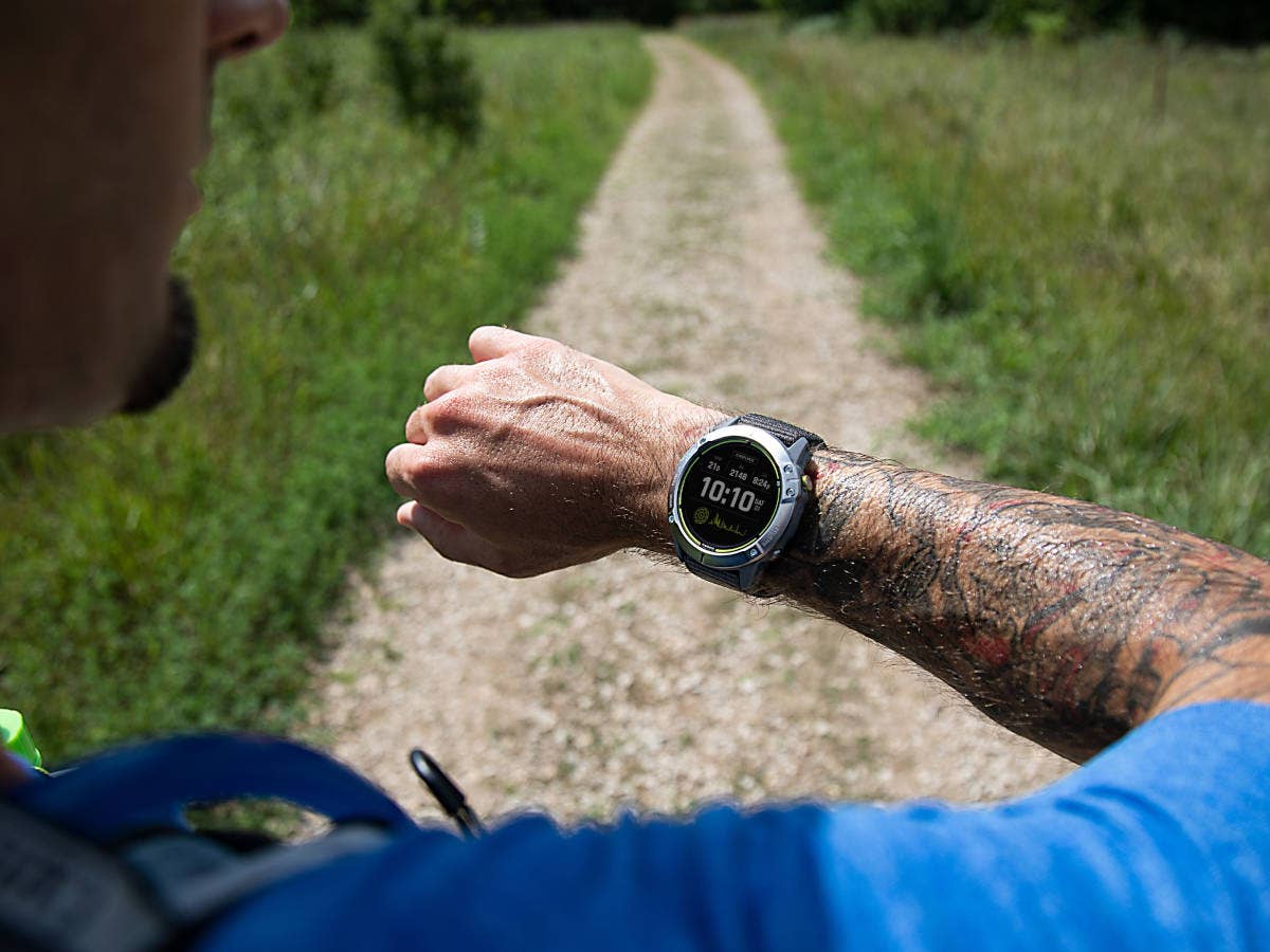 Garmin Enduro am Handgelenk eines Mannes mit Tätowierung