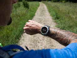 Garmin Enduro am Handgelenk eines Mannes mit Tätowierung