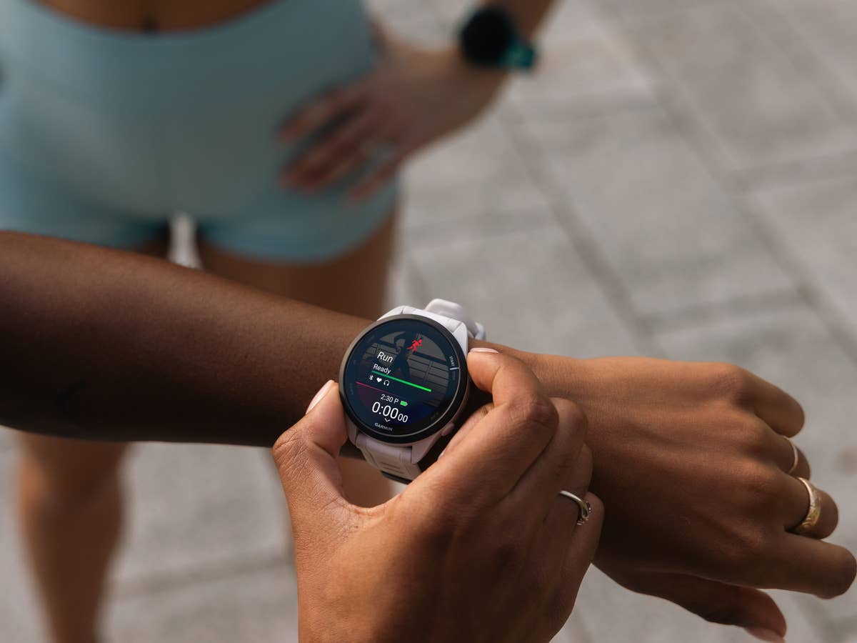 Garmin Forerunner 165 am Handgelenk eines Sportlers.