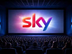 Sky-Logo auf einer Kino-Leinwand.