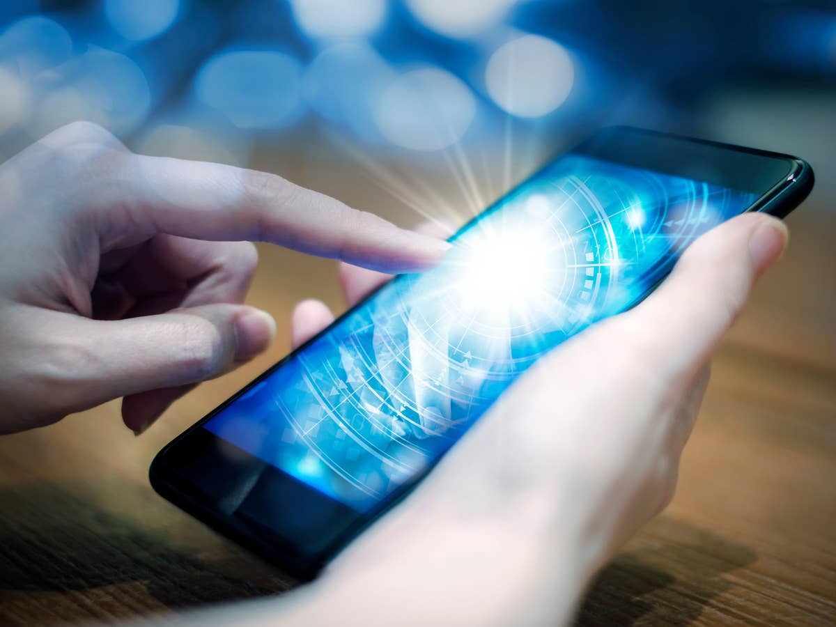 Hand tippt auf einem Smartphone-Display.