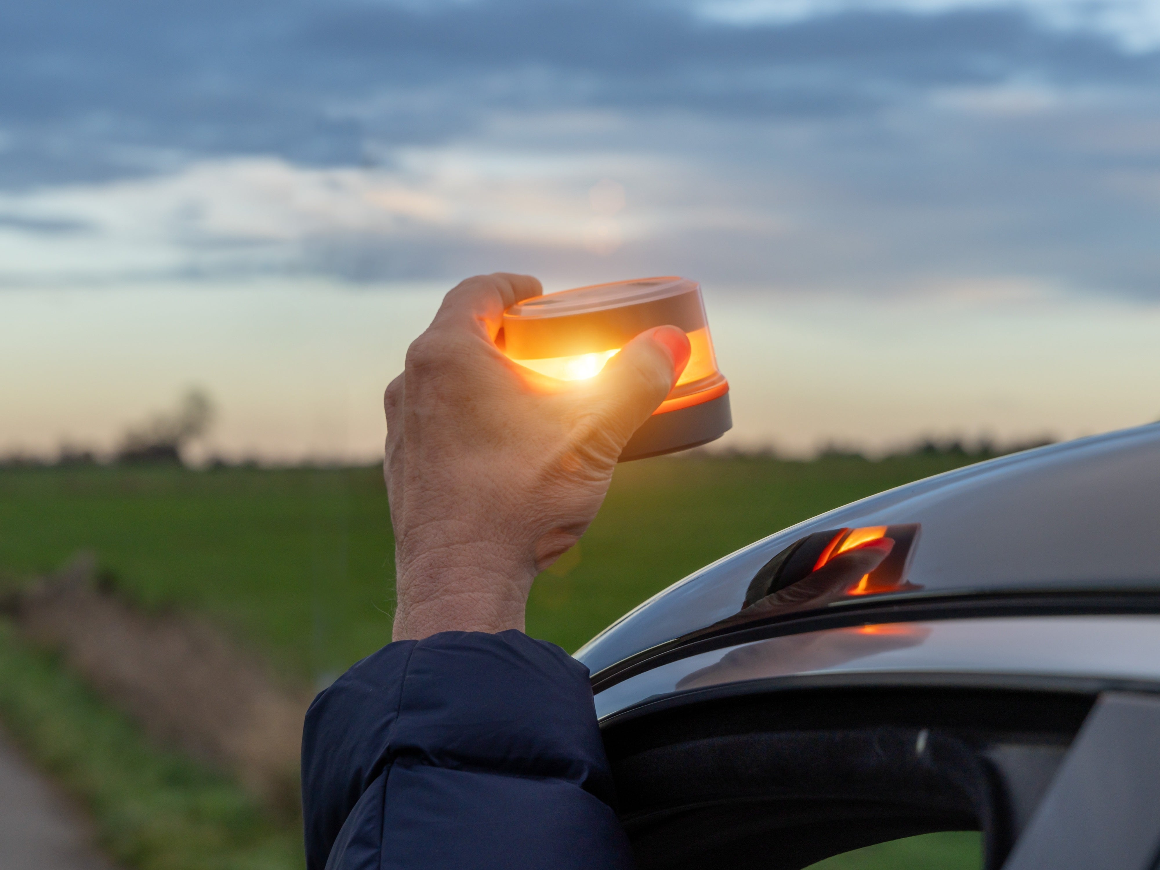 Neue-Pflicht-ab-2026-Hier-m-ssen-Autofahrer-eine-Warnleuchte-mitf-hren