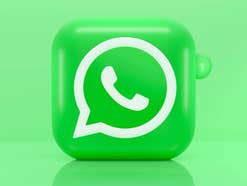 WhatsApp-Logo vor hellgrünem Hintergrund.