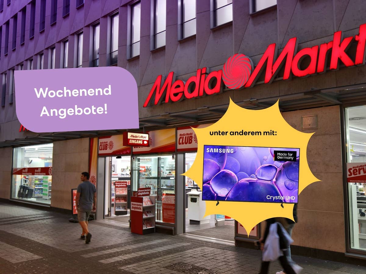 Im Hintergrund ein MediaMarkt-Store in einer Innenstadt. Davor ein Banner mit 