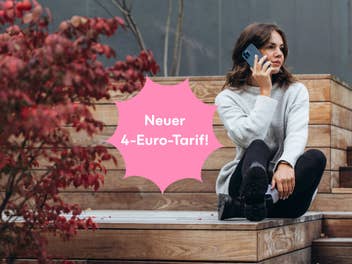 Frau schaut nach rechts aus dem Bild, während sie telefoniert. Daneben der Hinweis auf einen neuen 4-Euro-Tarif