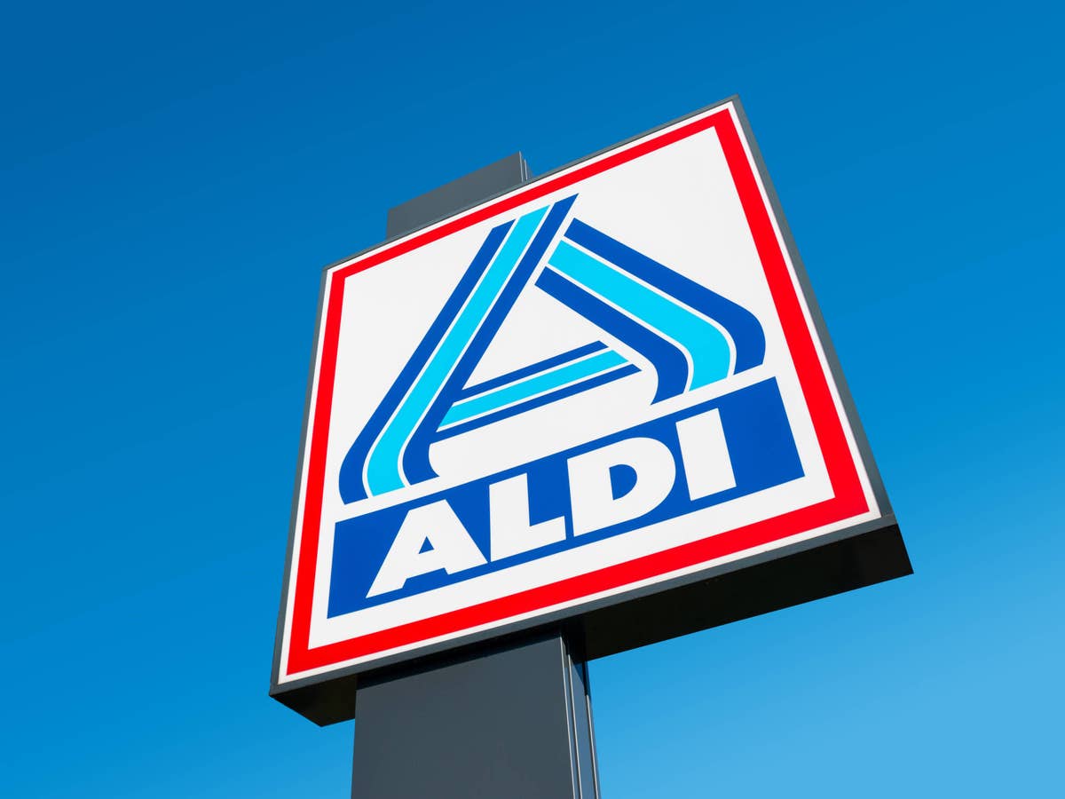 Aldi-Logo auf einem Straßenschild.