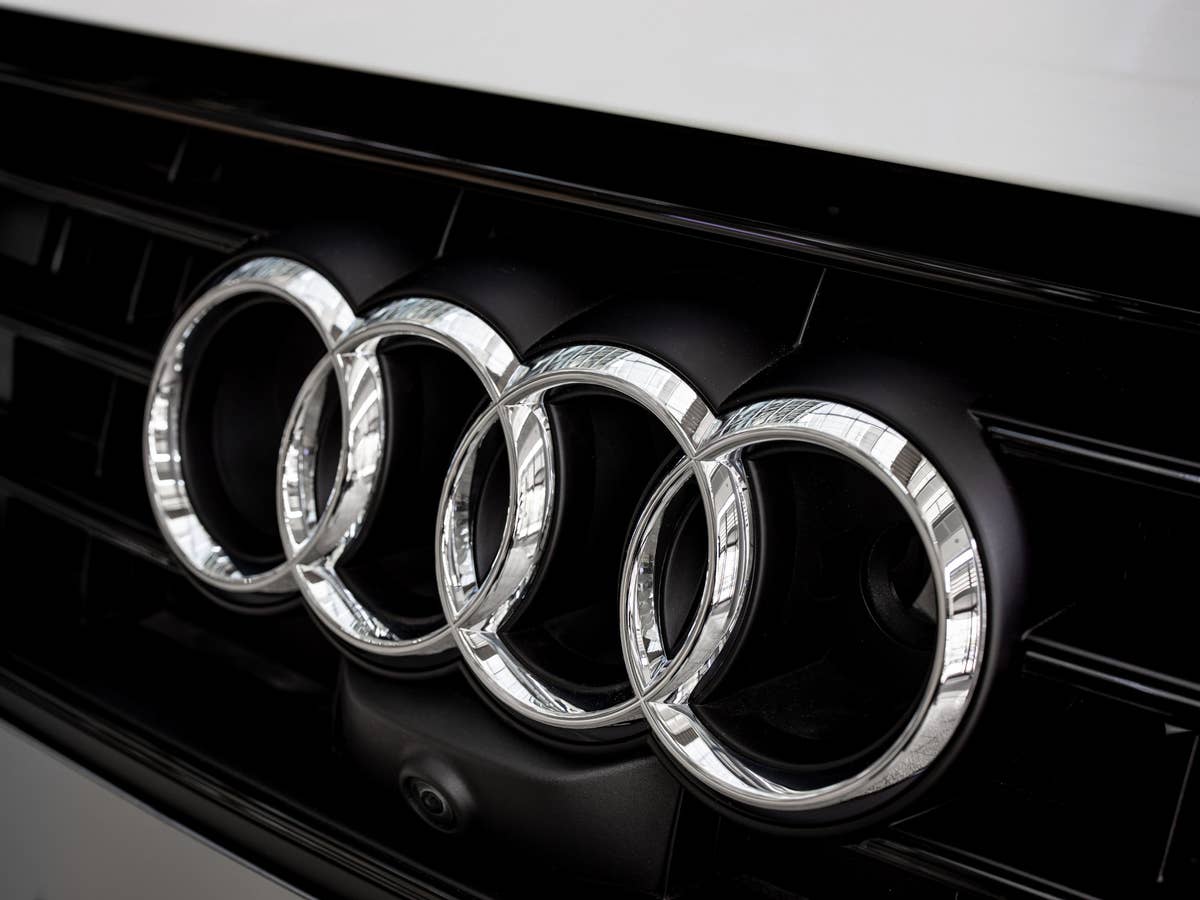 Audi-Logo an der Front eines Pkw.