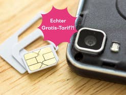 SIM-Karte und ein Smartphone liegen auf einem Tisch, daneben der Hinweis auf einen Gratis-Tarif