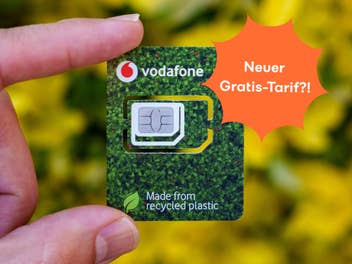 Eine SIM-Karte von Vodafone wird von einer Person in der Hand gehalten. Dazu der Hinweis, dass es einen neuen Gratis-Tarif bei Vodafone gibt.