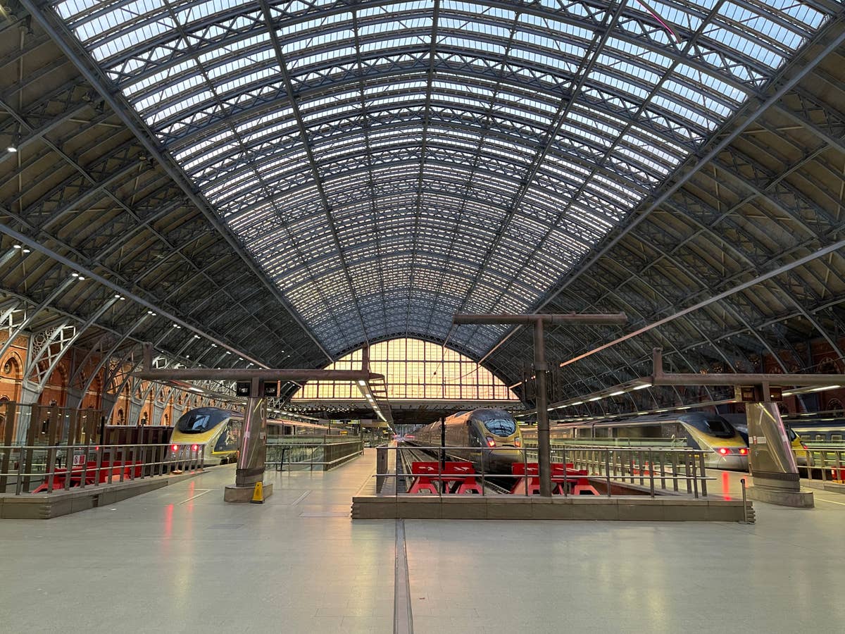 Mehrere Class 374 und Class 373 Züge von Eurostar im Bahnhof St Pancras