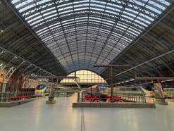 Mehrere Class 374 und Class 373 Züge von Eurostar im Bahnhof St Pancras