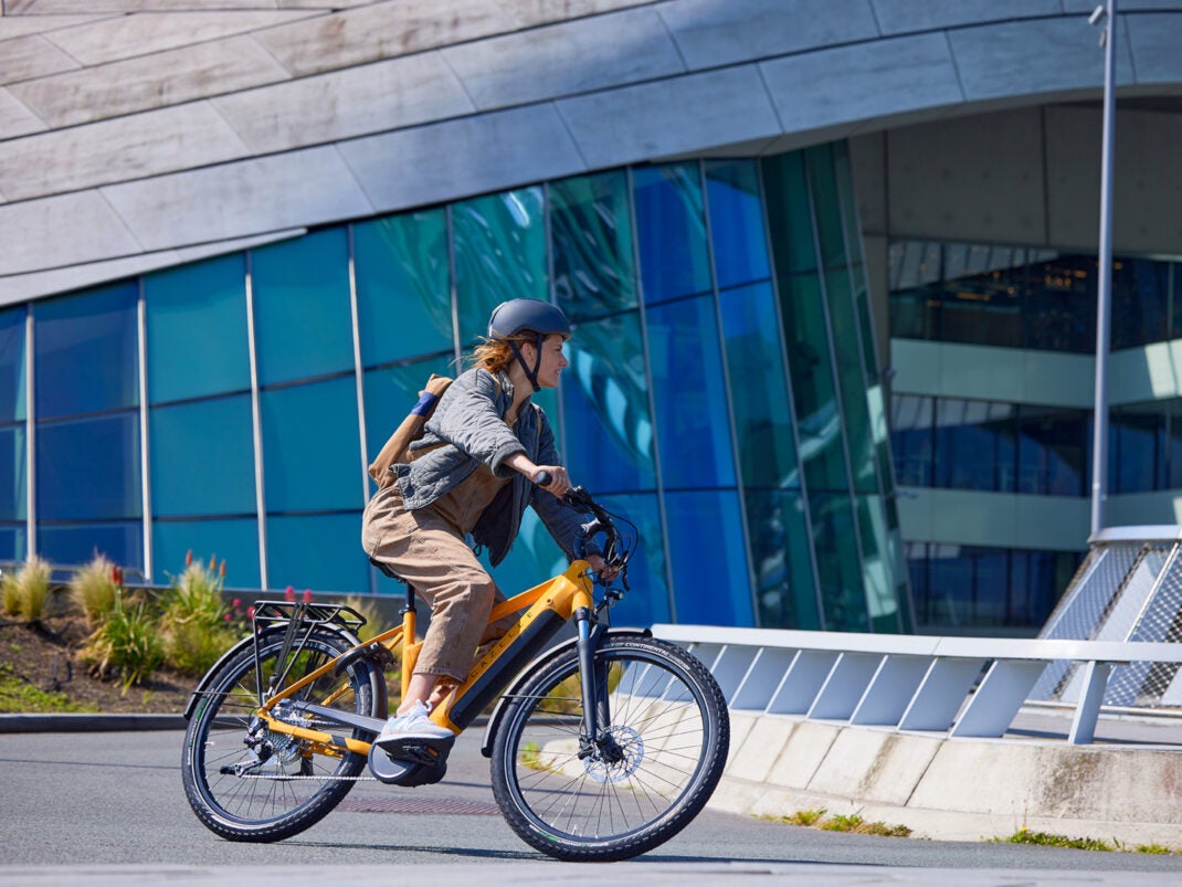 Gazelle verbindet Tour mit Stadt: E-Bike mit heftiger Reichweite