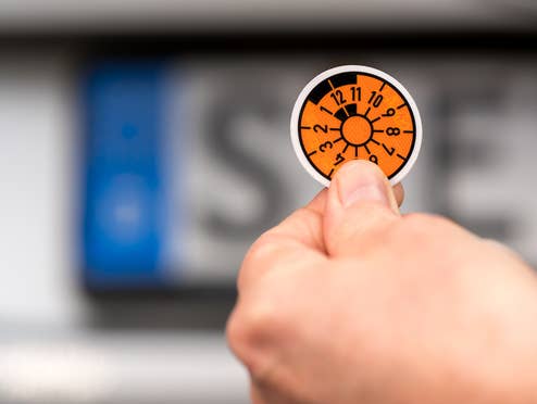 Jedes Jahr zum TÜV statt alle zwei Jahre: Die EU hat entschieden TÜV-Plakette bei der Hauptuntersuchung