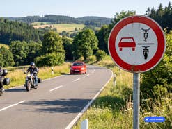 Verkehrszeichen auf einer Landstraße