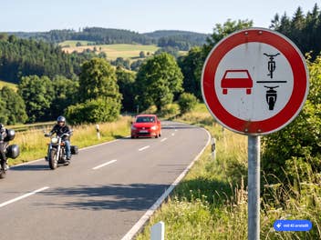 Verkehrszeichen auf einer Landstraße