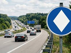 Neues Verkehrszeichen weißer Diamant auf einer Autobahn