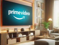 Logo von Prime Video auf deinem Fernseher in einem Wohnzimmer.