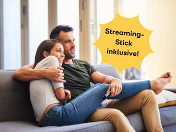 Pärchen sitzt auf einem Sofa