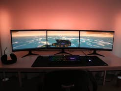 Der neue Philips Hue Gradient Lightstrip, der an den PC-Monitor angebracht werden kann.