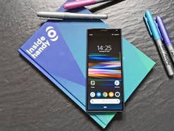 Newsbild Sony Xperia 10 Das Sony Xperia 10 auf einem Notizbuch mit Stiften.