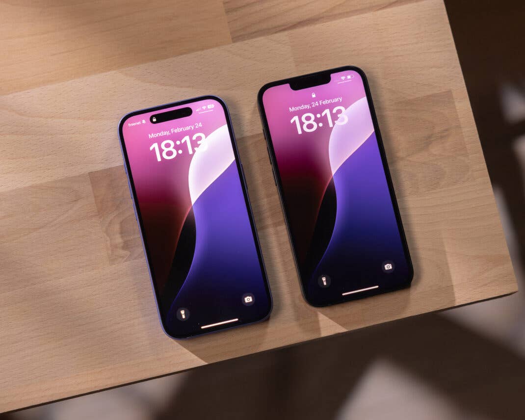 Ohne Dynamic Island: Das iPhone 16e neben dem normalen iPhone 16 