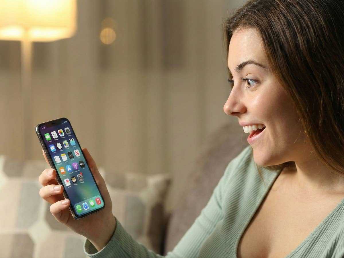 Free Apps Eine Frau schaut begeistert auf ihr Handy