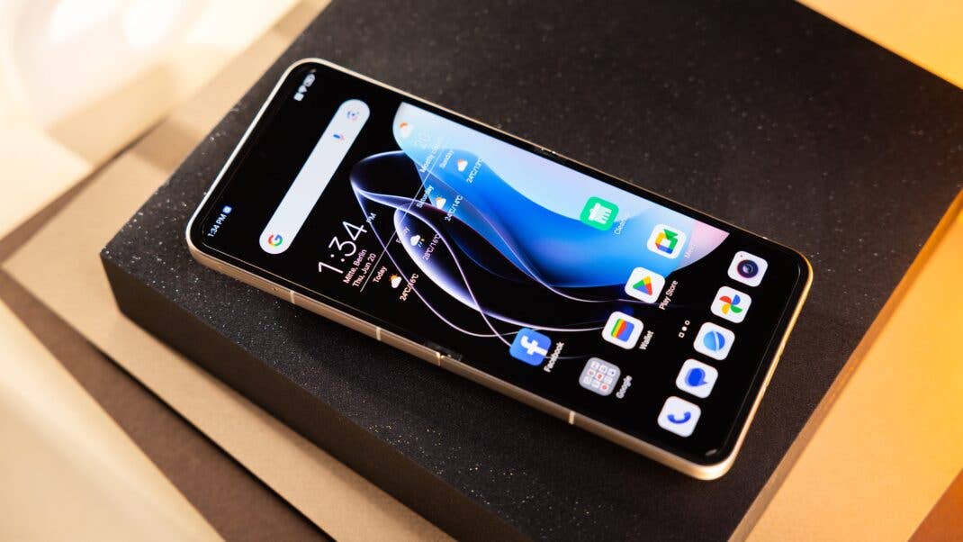 Innendisplay des nubia Flip 5G (aufgeklappt).