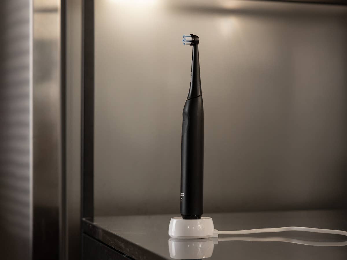 Oral-B iO 2 im Test: Gute Leistung zum kleinen Preis Oral B iO2 auf der Ladestation stehend.