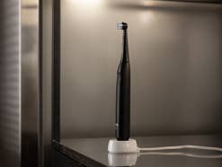 Oral B iO2 auf der Ladestation stehend.