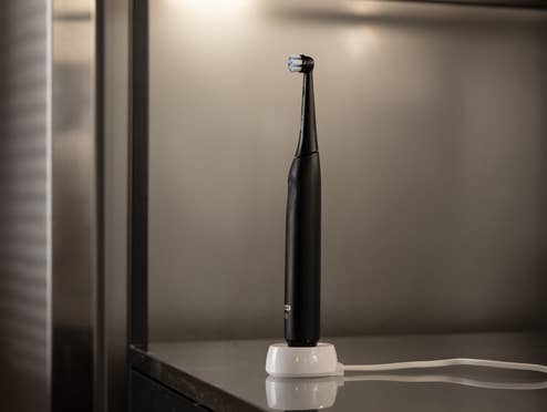Oral B iO2 auf der Ladestation stehend.