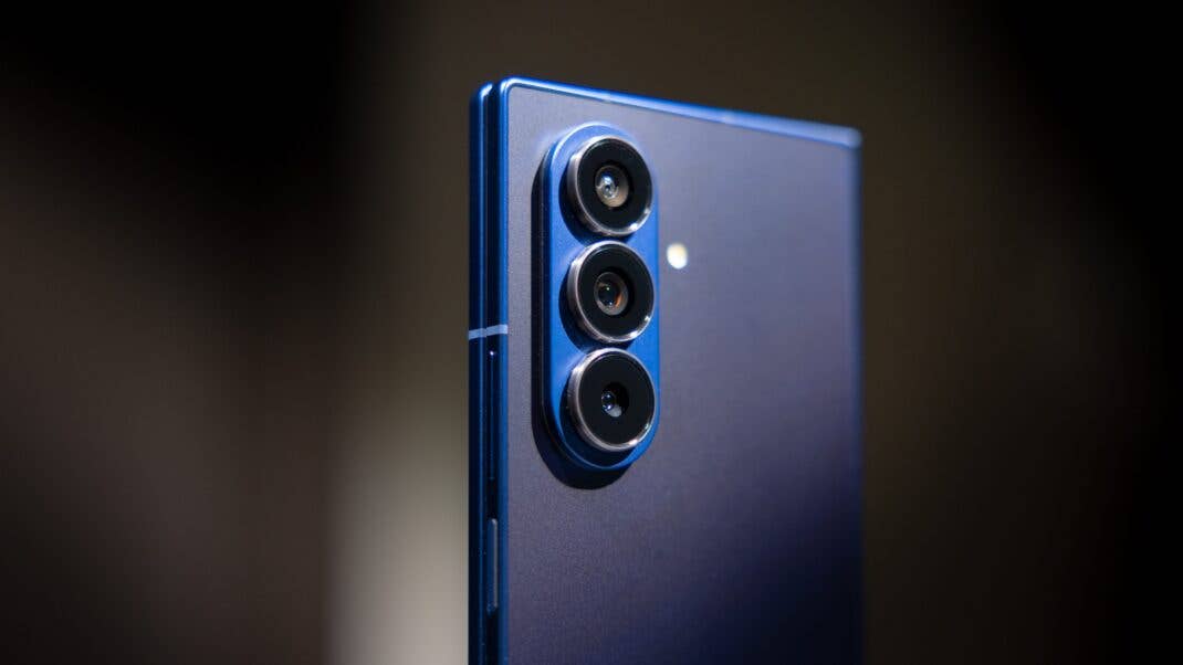 Nahaufnahme des Kameramoduls eines Samsung Galaxy Z Fold7 Smartphones.