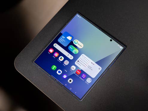Samsung Galaxy Z Fold7 mit einer bunten App-Oberfläche auf einer flachen Oberfläche.