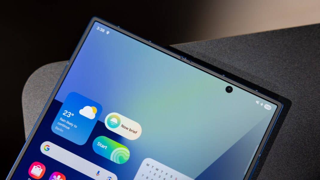 Nahaufnahme des Samsung Galaxy Z Fold7-Bildschirms mit Wetter- und App-Symbolen.