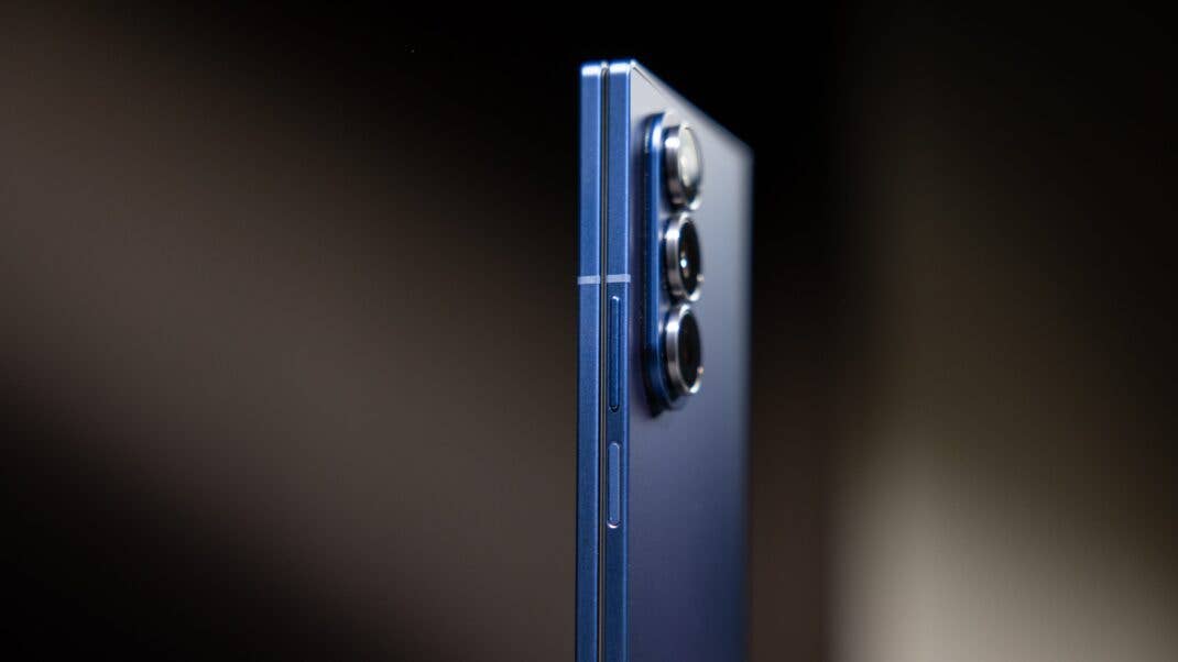 Nahaufnahme eines Samsung Galaxy Z Fold7 Smartphones, das sein Seitenprofil und Kameramodul zeigt.