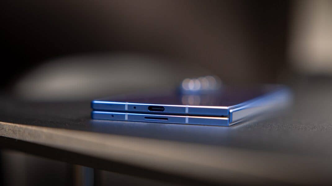 Samsung Galaxy Z Fold 7 Smartphones auf einem Tisch, die ihr schlankes blaues Design und USB-C-Anschlüsse zeigen.