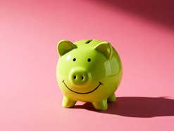 Neongrünes Sparschwein als Symbolbild für ein Festgeld-Angebot der pbb direkt.