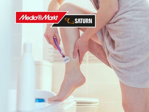 Frau rasiert sich die Beine